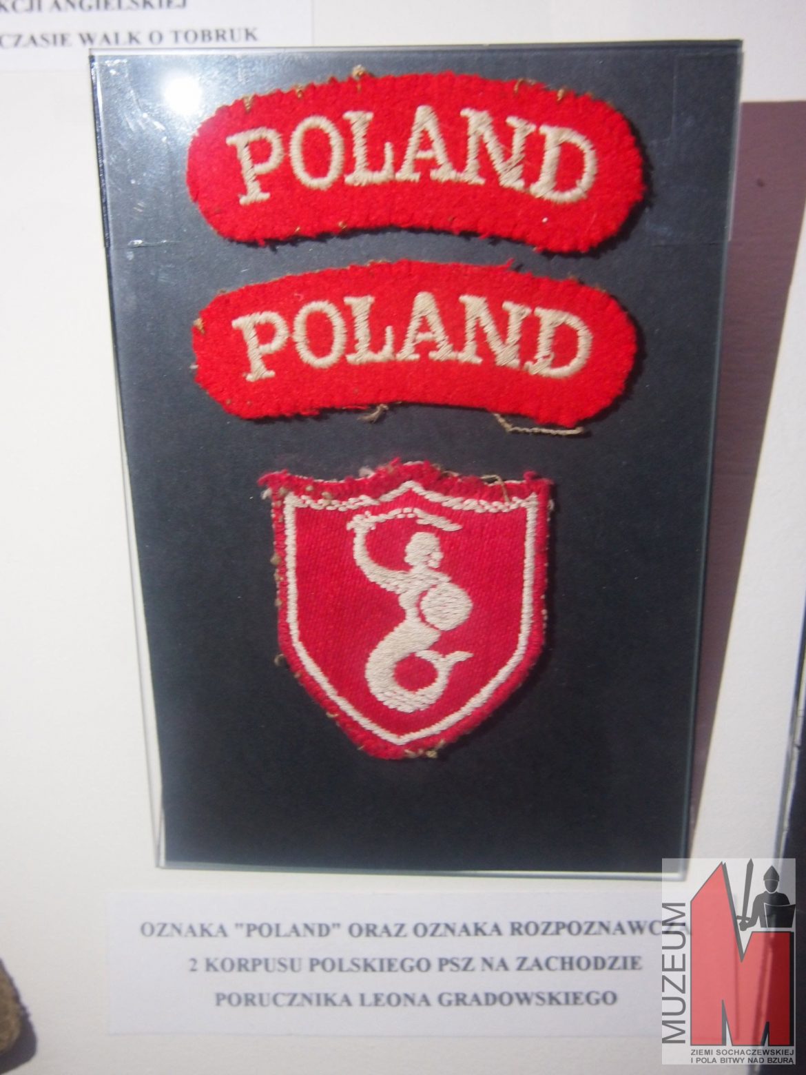 Od-góry-odznaki-POLAND-oraz-odznaka-rozpoznawcza-2-Korpusu-Polskiego-PSZ-należąca-do-Leona-Gradowskiego-Lisa.jpg