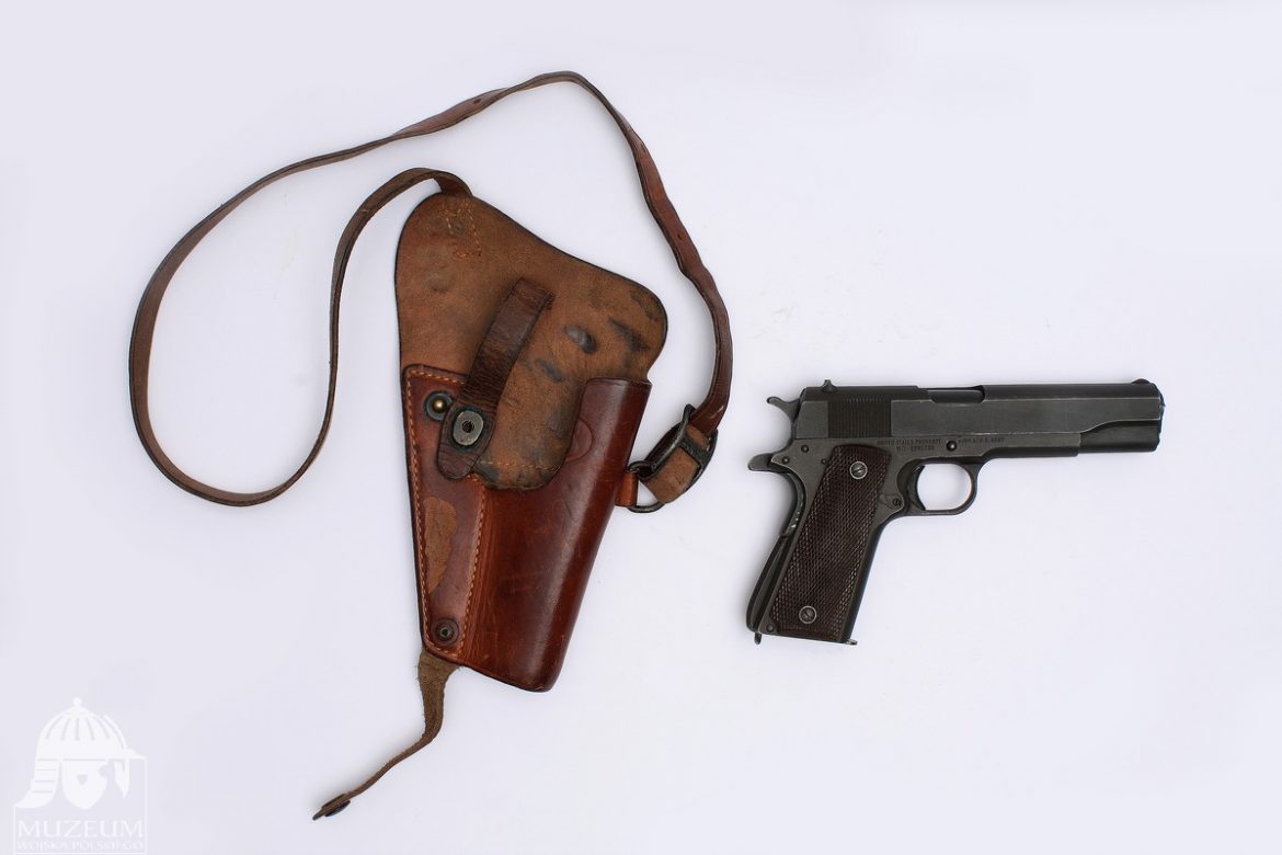 Pistolet-Colt-1911-z-skórzaną-kaburą-Cichociemnego-Tadeusza-Gaworskiego-„Lawy”.jpg