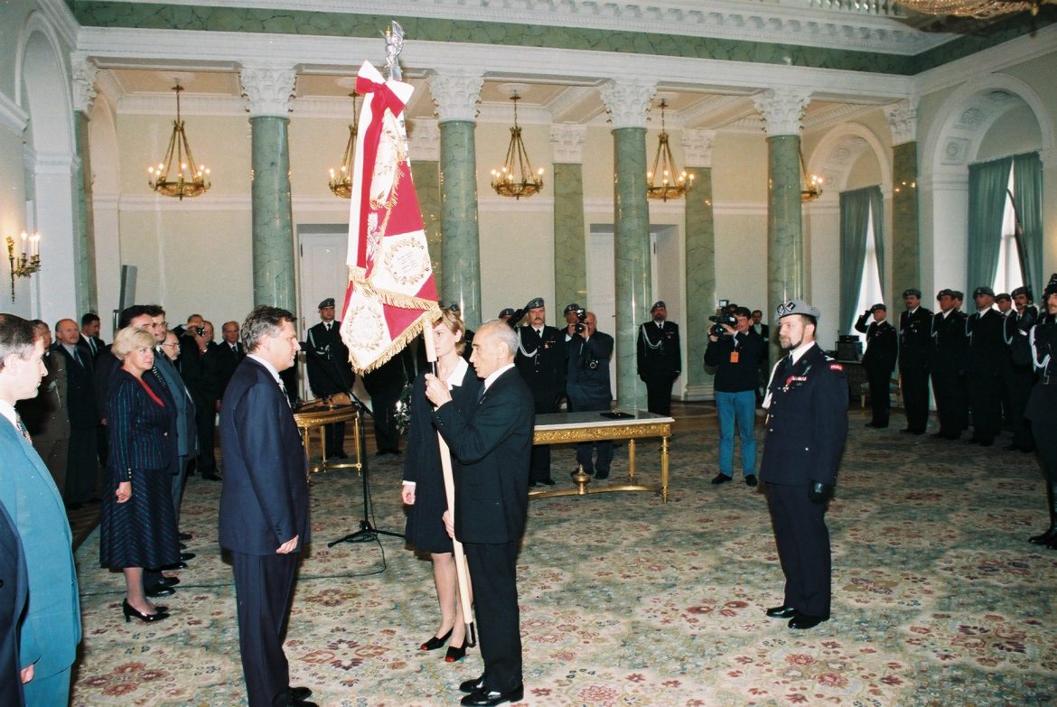 Uroczystości-wręczenia-przez-prezydenta-RP-Aleksandra-Kwaśniewskiego-sztandaru-JW-GROM-ówczesnemu-dowódcy-GROM-u-Marianowi-Sowińskiemu.-1995-r..jpg