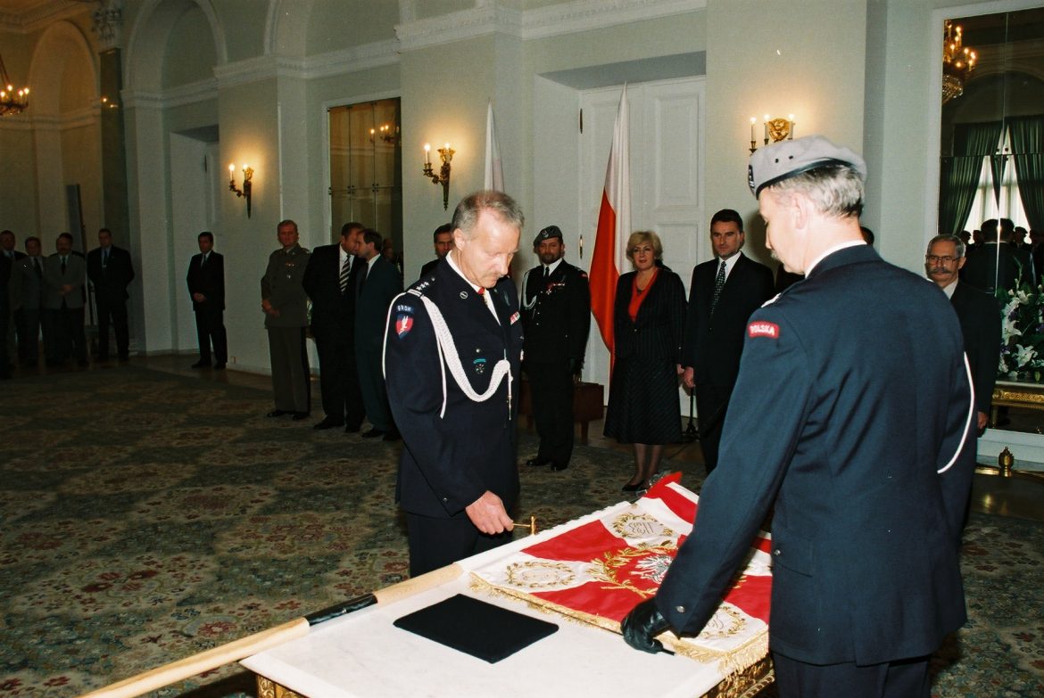 Uroczystości-wręczenia-przez-prezydenta-RP-Aleksandra-Kwaśniewskiego-sztandaru-JW-GROM-ówczesnemu-dowódcy-GROM-u-Marianowi-Sowińskiemu.-1995-r.-5.jpg