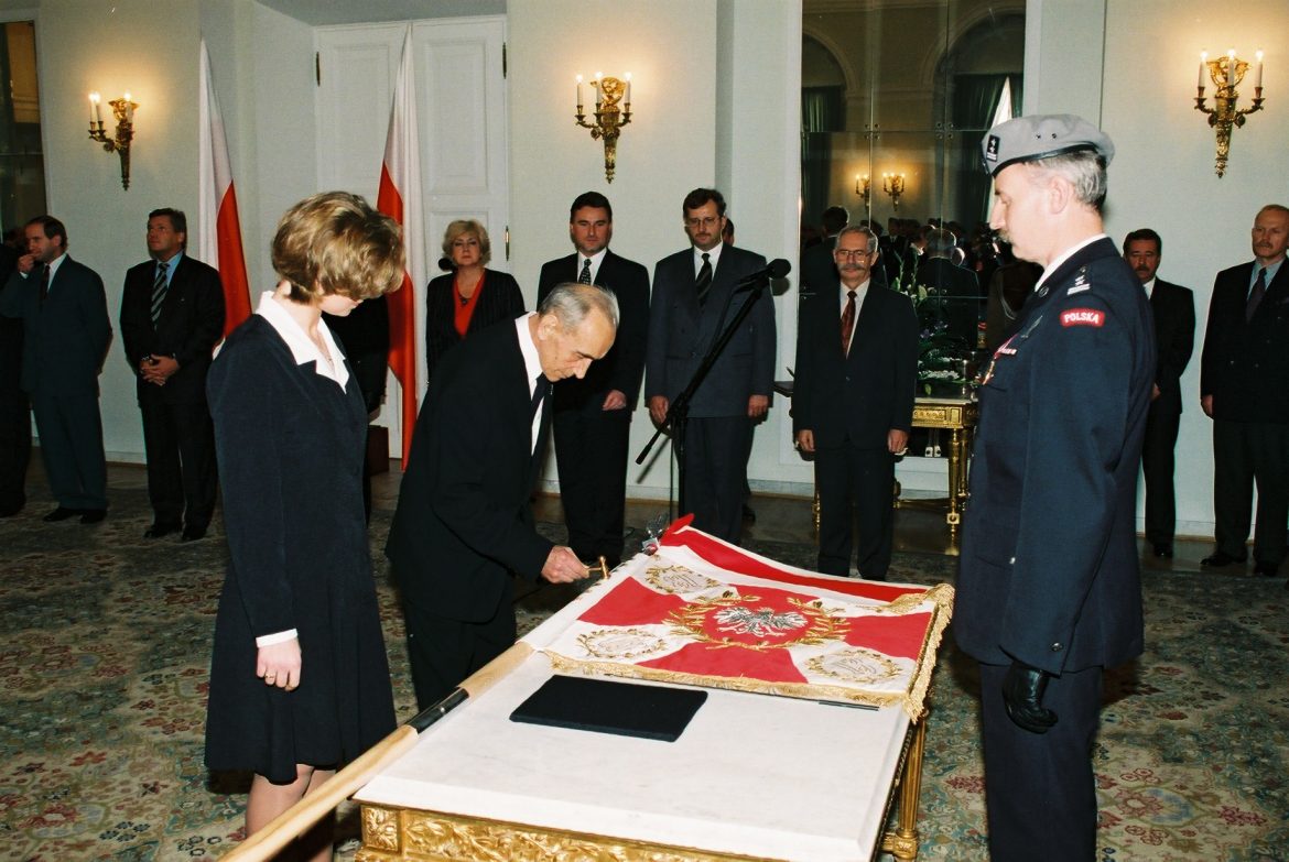 Uroczystości-wręczenia-przez-prezydenta-RP-Aleksandra-Kwaśniewskiego-sztandaru-JW-GROM-ówczesnemu-dowódcy-GROM-u-Marianowi-Sowińskiemu.-1995-r.-7.jpg