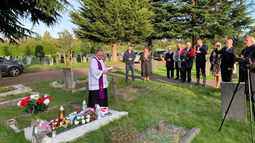 Złożenie wieńców na grobie Grace i płk Józefa Hartmanów